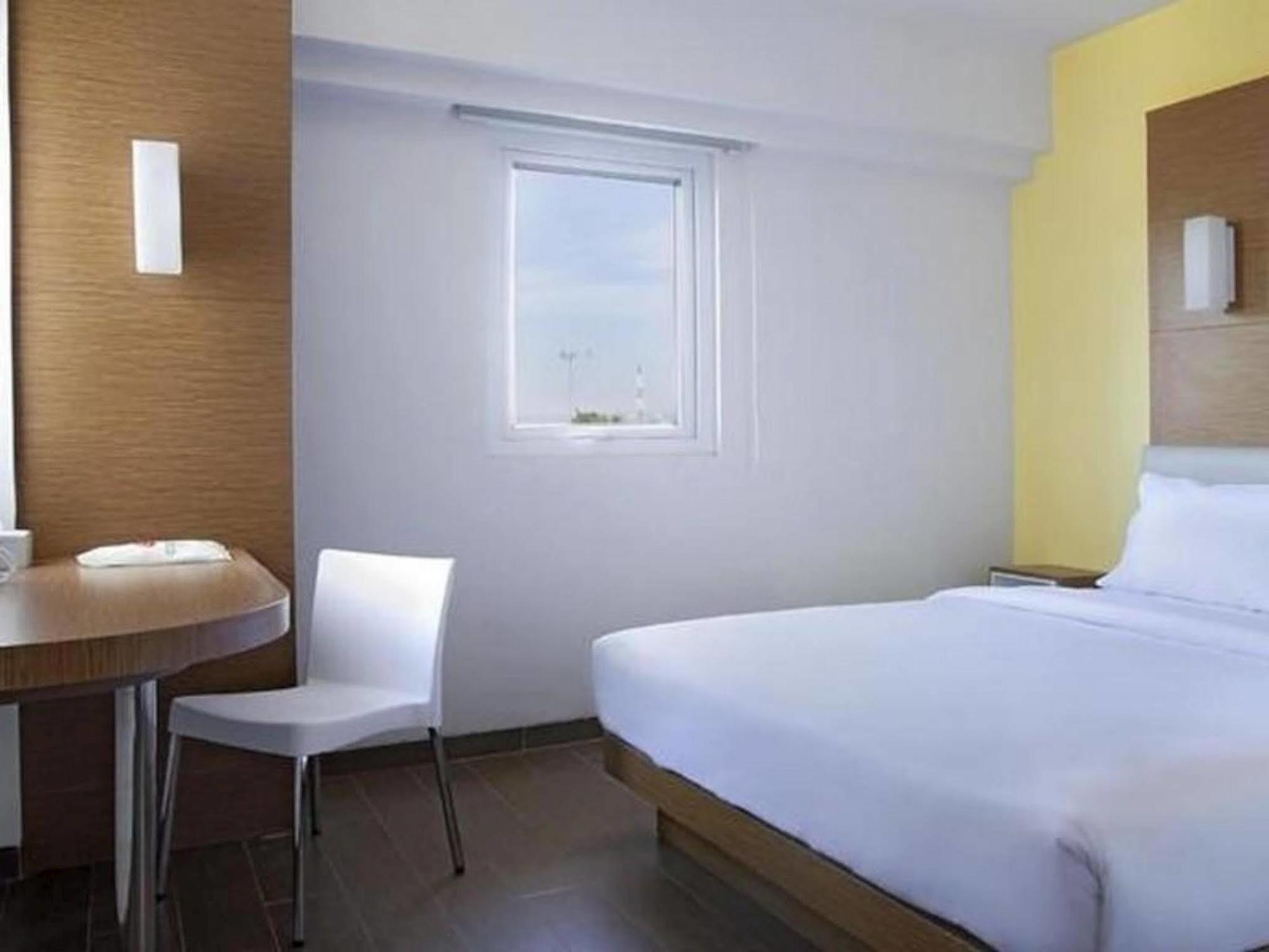 Amaris Hotel Cirebon Exterior photo